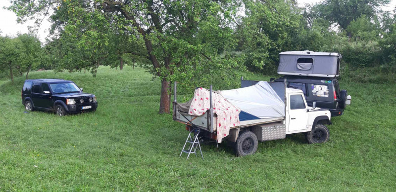 Po ránu. Všimněte si klasické &quot;střešního&quot; stanu na Defenderu, doladěného dekou a s hydraulickým vyrovnání terénu. Lepší než Xlifter.