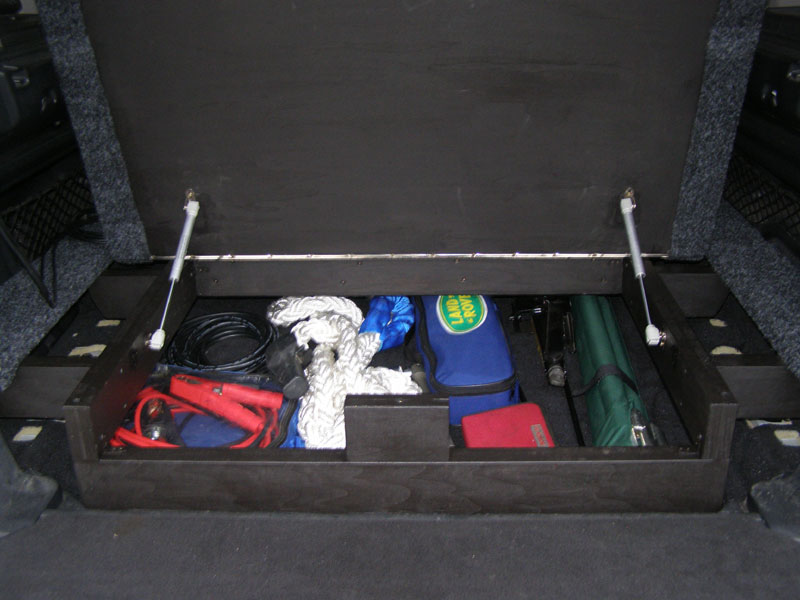 To je vzniklý úložný prostor pod zvýšenou podlahou kufru