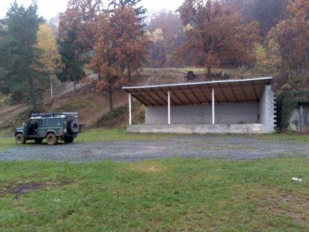 Podium, když nebude velký stan a bude pršet, můžeme být tam. Je to ale na druhém parkovišti cca 300m od hospody