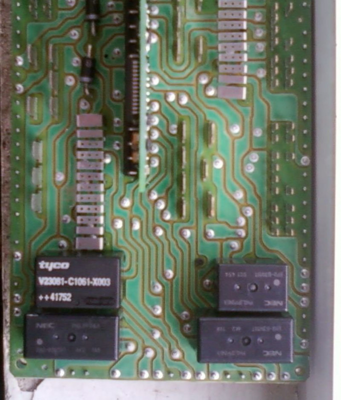 Disco2 Passenger fuse box f1 PCB relays zadní strana.jpg