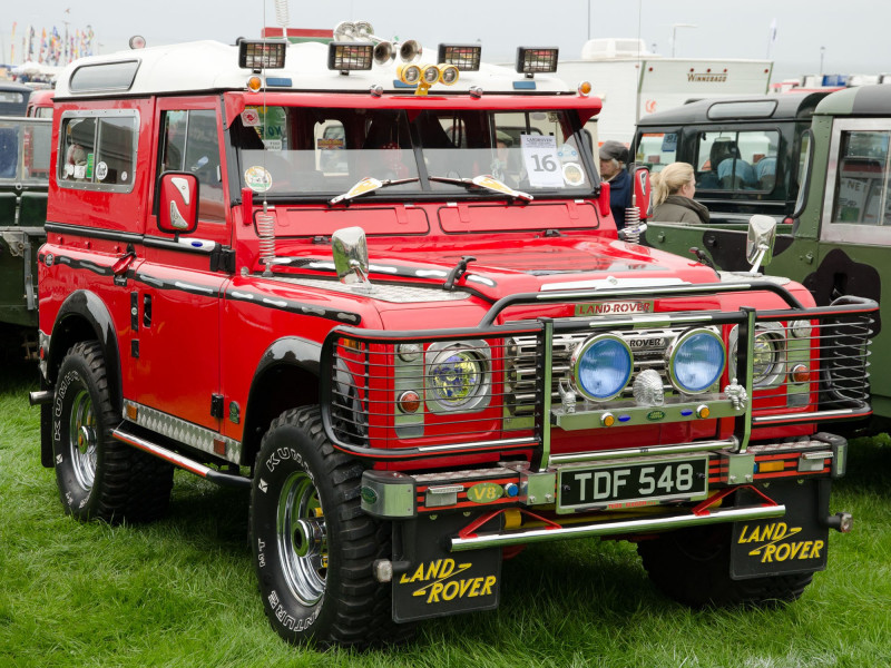 Land_Rover_Series_III_V8_Custom_(1976).jpg