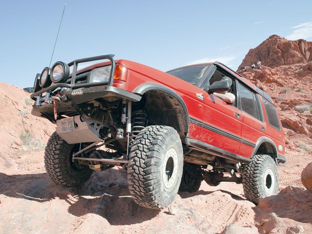 0605or_07_z+1996_land_rover_discovery_red_rover+exterior_side_view_main.jpg