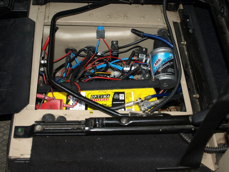 Baterka pod řidičem. Mám tam trochu bordel, ty dráty časem umravnim.