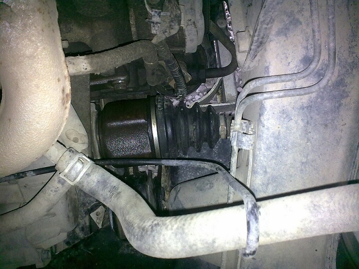 pohlad z vrchu od nádobky na chladiacu kvapalinu.....