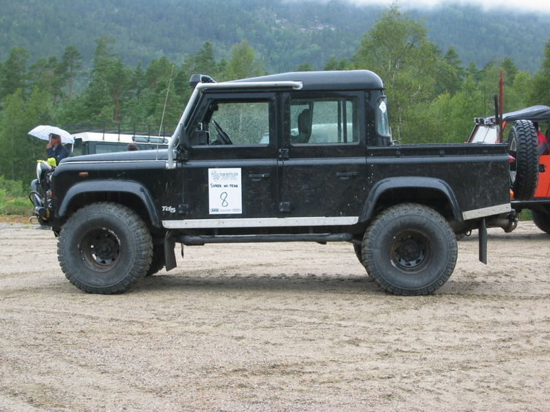 800px-Land_Rover_Defender_110_Crew_Cab.jpg