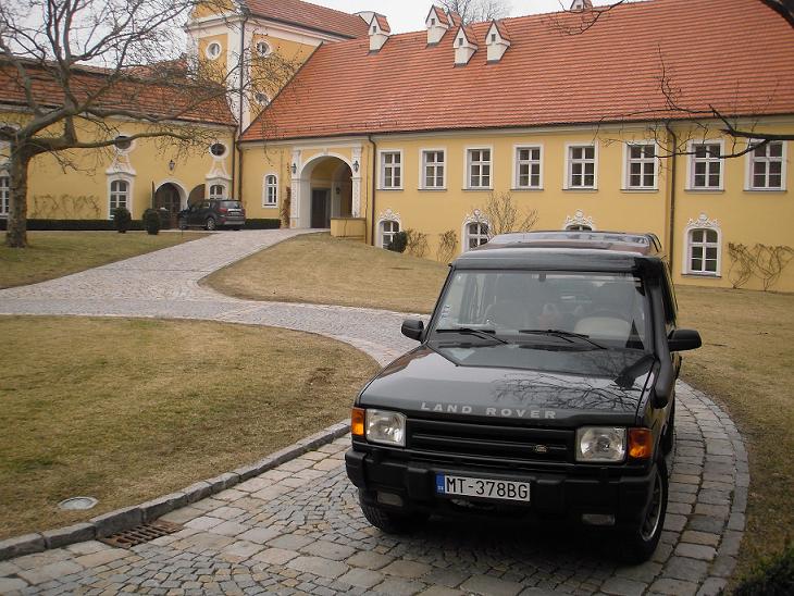 Zamocke dvory a Land Rover k sebe jednoznacne patria