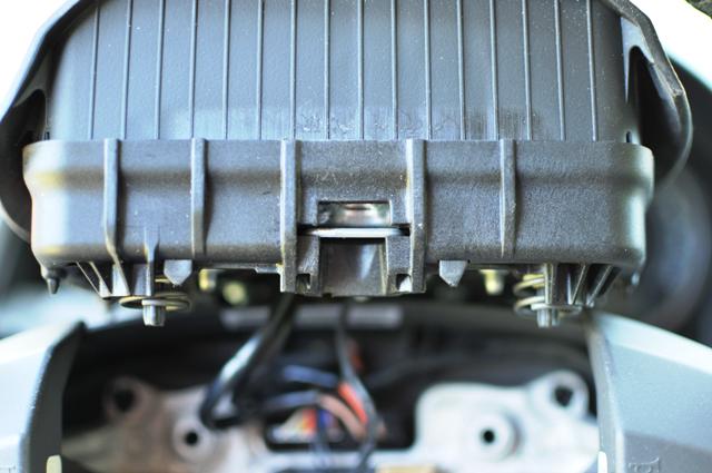 drát co drží airbag