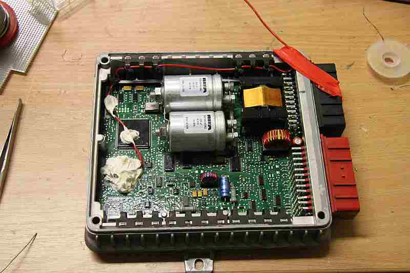 a tak to dopadne po aplikaci neutrálního silikonu, drát je přilepeje taky a červená páska ho drží, než zatuhne silikon