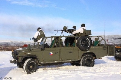 land-rover-defender-130-kajman-01.jpg