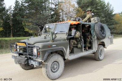 land-rover-defender-130-kajman-03.jpg