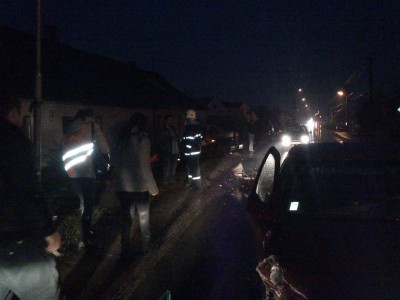 auto,s ktorym sa predtym zrazil.2 baby a chalan po svojich v pohode , ale v soku.