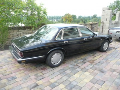Jaguar XJ40 Insignia 001.JPG