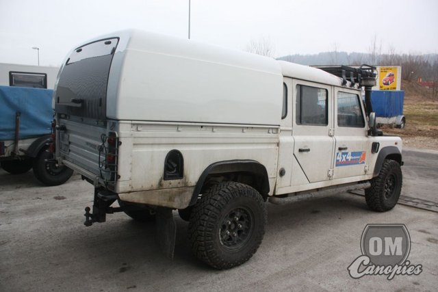 hardtop_worker_nastavba_od_om_canopies_na_land_roveru_defenderu_130_pohled_zboku_zezadu.jpg