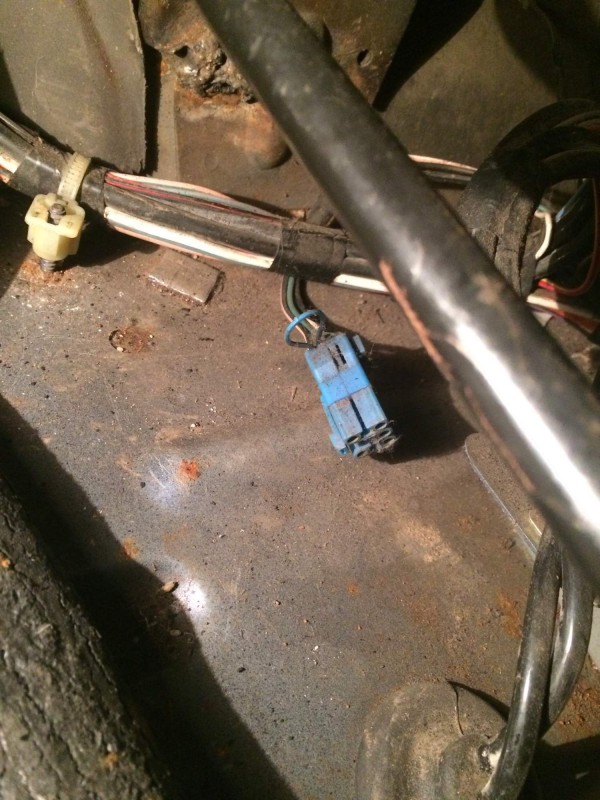 IMG_3464.JPG.jpg (292.31 KiB) Zobrazeno 9084 x konektor pod sedačkou, nenašel jsem kam by měl přijít, asi příprava na el. sedačky?