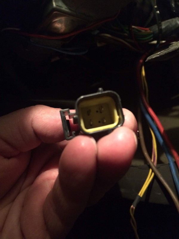 IMG_3468.JPG.jpg (115.13 KiB) Zobrazeno 9077 x volný konektor pod volantem, nenašel jsem kam by měl přijít