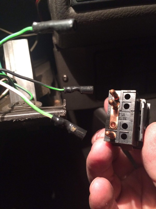 IMG_3467.JPG.jpg (156.73 KiB) Zobrazeno 9084 x tyhle tři kabely jdou nasadit na ten konektor k zadnímu stěrači, nevím jestli jsou to ony, ale hlavně vůbec netuším který dát kam. Poradí někdo?