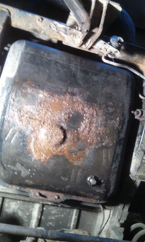 po odmontovani krycieho plechu som zistil skadial kvapká