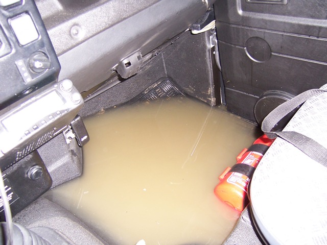 Zatopený defender 1.JPG